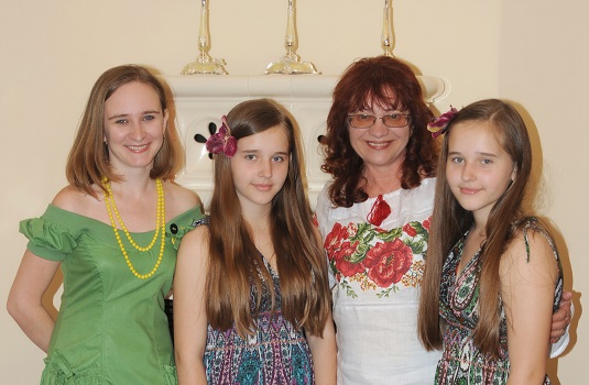 Ольга Тимофеєва з донькою Олександрою та племінницями-близнючками